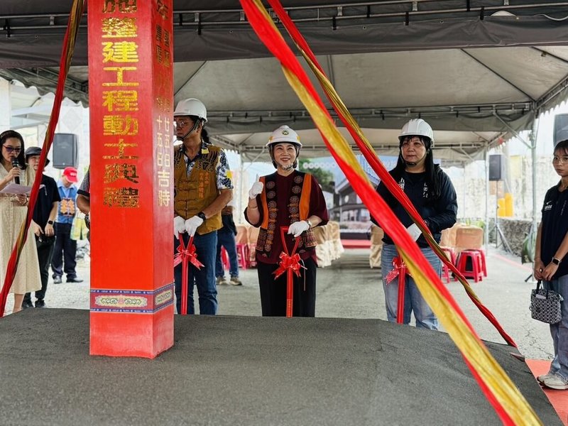 屏東縣泰武鄉老人活動中心將轉型為旅遊服務中心，成為北大武山旅遊新入口，整建工程25日動土，屏東縣長周春米（右3）、民進黨立委伍麗華（右2）等人出席。（屏東縣政府交旅處提供）中央社記者黃郁菁傳真　115年9月25日