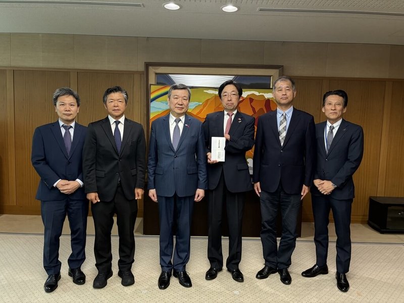 駐日代表李逸洋（左3）25日下午前往熊本縣廳，拜會熊本縣知事木村敬（右3），對熊本地震災情表達慰問。（駐日代表處提供）中央社記者戴雅真東京傳真 115年9月25日