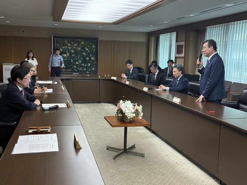 駐日代表李逸洋25日下午前往熊本縣廳,拜會熊本縣知事木村敬,對熊本地震災情表達慰問。他指出,過去每當台日遭遇地震、颱風及傳染病等困境,雙方皆相互援助。(駐日代表處提供)中央社記者戴雅真東京傳真 115年9月25日