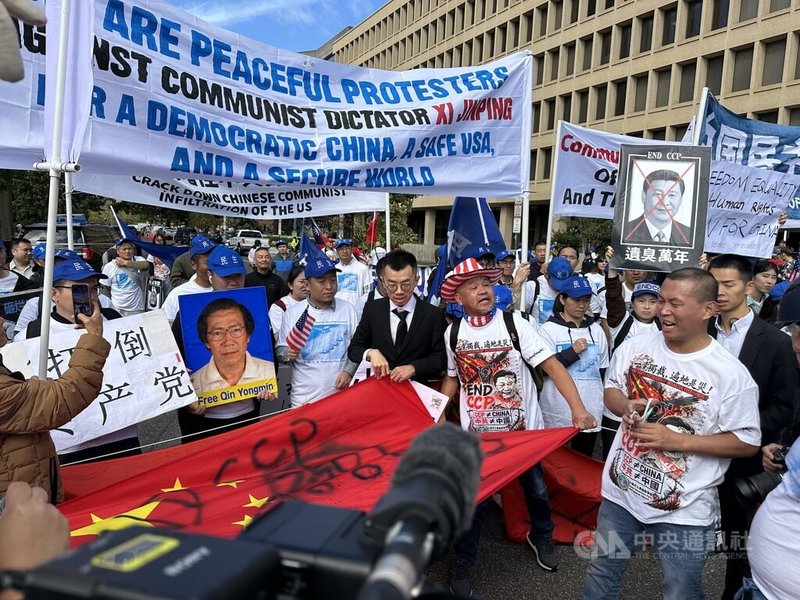 多個中國民主團體及民運人士於川習會期間,在白宮西側手持標語集會抗議。中央社記者廖漢原華盛頓攝 115年9月25日