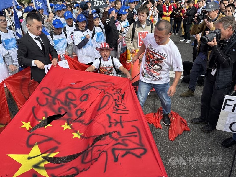 川習會期間，中國民主人士在白宮附近集會陳抗。中央社記者廖漢原華盛頓攝　115年9月25日