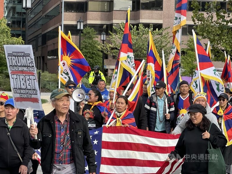 藏族與維族等示威團體在白宮晚宴期間示威集會。中央社記者廖漢原華盛頓攝　115年9月25日