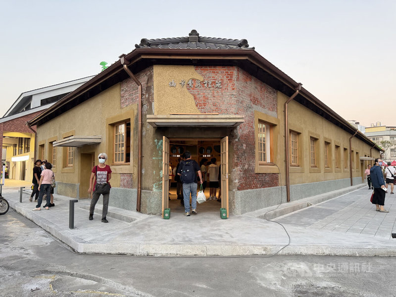 苗栗縣苑裡鎮百年市場2018年遭祝融,經災後重建近日落成。鎮長劉育育指出,重建分為新建市場與歷史建築本館,推動過程歷經無數次攤商與建築師共同討論,是在地實踐公民參與公共建設的典範。中央社記者管瑞平攝 115年9月25日