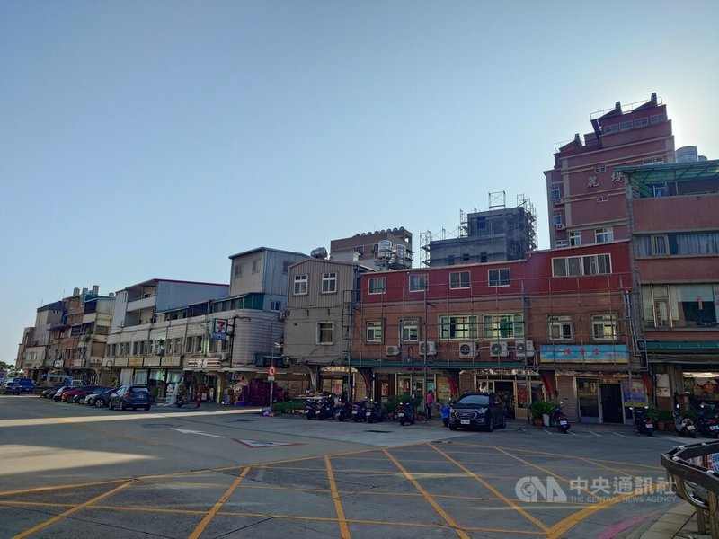 距離115年地方公職人員選舉投票已剩下不到百日，不過在連江縣主要商業鬧區介壽村（圖）未見選舉看板或旗幟。地方人士指出，馬祖人際關係緊密，同學、同宗、同村、同事及同廟這「五同」為選舉成敗關鍵，參選人多習慣直接拜託選民支持。中央社記者潘欣彤攝　115年9月25日