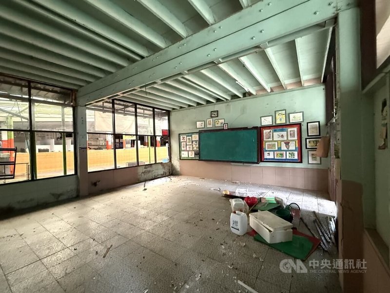 泰國曼谷泰農披威塔亞學校停辦後，教室已經空置，牆上仍留有學生作品與教學布置。學校2008年約有2800名學生，如今全校停辦前僅剩約600人。中央社記者李宗憲曼谷攝　115年9月25日