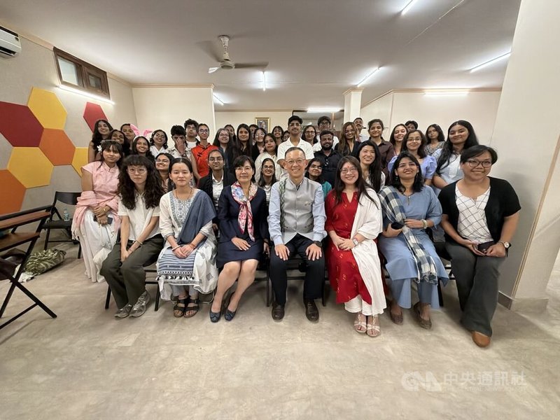 印度學生25日在新德里參加內容圍繞中秋節的演講比賽，圖為參賽者與駐印度代表陳牧民（前排中）、駐印度代表處教育組組長賴碧姬（前排左3），及來自台灣的華語文教師合影。中央社記者李晉緯新德里攝　115年9月25日