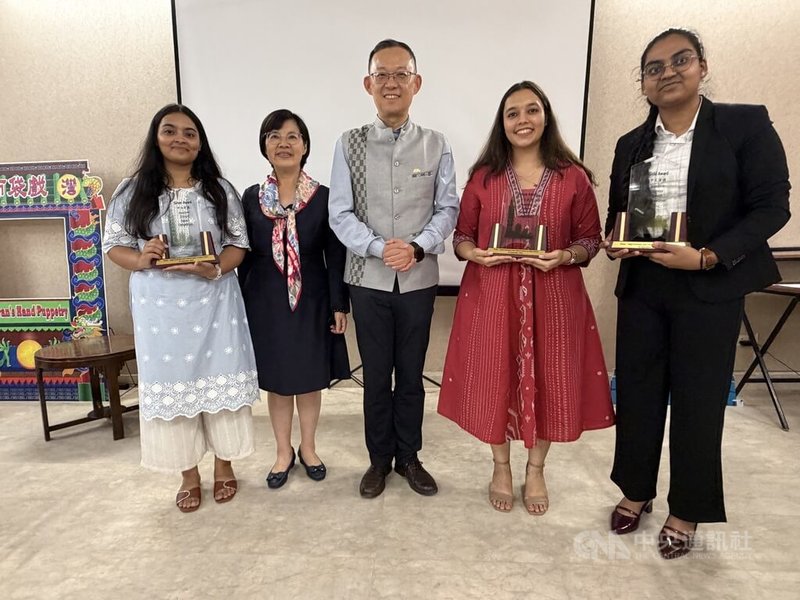 印度學生辛赫(Anushka Singh)(左1)在中秋節演講比賽中提到,中秋節有賞月、吃月餅、剝柚子、烤肉「4寶」,最後獲得比賽亞軍。中央社記者李晉緯新德里攝 115年9月25日