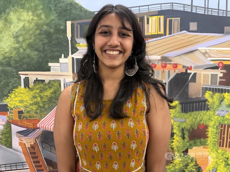 印度學生許芯瑜(Shraddha Anu Shekar)能用華語文流利吟出唐代詩人李白的「靜夜思」,她說當大家在中秋節看著天上的明月,會想起遠方的家人或思念的人。中央社記者李晉緯新德里攝 115年9月25日