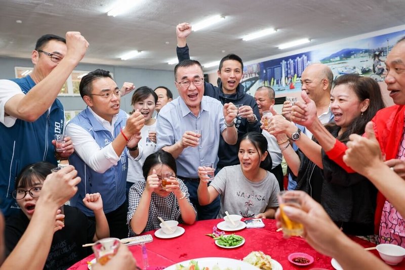 國民黨新北市長參選人李四川（立者中）25日中秋節出席八里區農會的「橋見幸福．柚見八里」柚香美食饗宴，受到與會者歡迎。（李四川競選辦公室提供）中央社記者黃旭昇傳真　115年9月25日