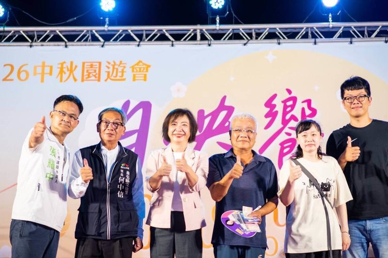 中秋佳節到來，民進黨台中市長參選人何欣純（左3）除出席晚會向民眾賀節，25日也預告27日將與民進黨台北市長參選人沈伯洋相約市民廣場見。（何欣純辦公室提供）中央社記者郝雪卿傳真  115年9月25日