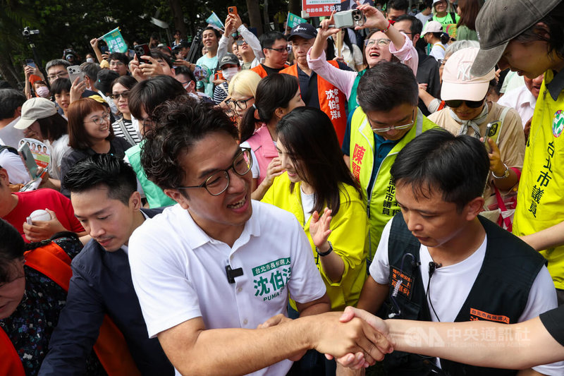 民進黨台北市長參選人沈伯洋（前中）25日上午出席葫蘆堵海光宮中秋搏餅活動，與現場民眾握手致意。中央社記者吳家昇攝　115年9月25日