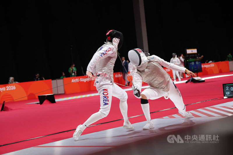 名古屋亞運25日舉辦擊劍項目男子鈍劍團體賽，台灣男團出戰8強賽，選手陳致傑（右）運用技巧取分。中央社記者翁睿坤名古屋攝　115年9月25日