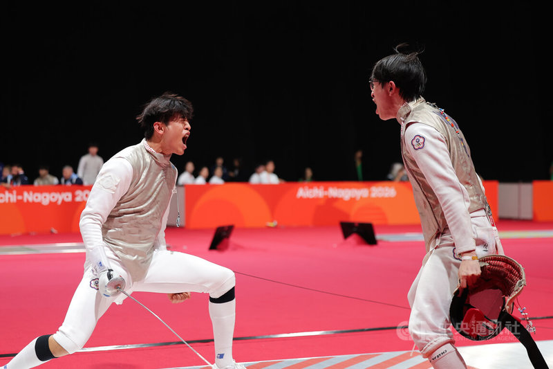 名古屋亞運25日舉辦擊劍項目男子鈍劍團體賽，台灣男團出戰8強賽，選手陳致傑（左）在連續得分後，與接著上場的隊友許勝閎（右）開心吼叫慶祝。中央社記者翁睿坤名古屋攝　115年9月25日