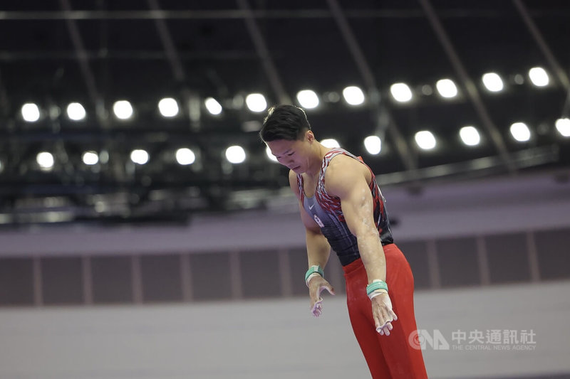 2026愛知名古屋亞運競技體操男子單槓決賽25日晚間進行，台灣好手唐嘉鴻（圖）比賽中發生掉槓失誤，隨後重新調整心情，再次上場完成動作。中央社記者翁睿坤名古屋攝　115年9月25日
