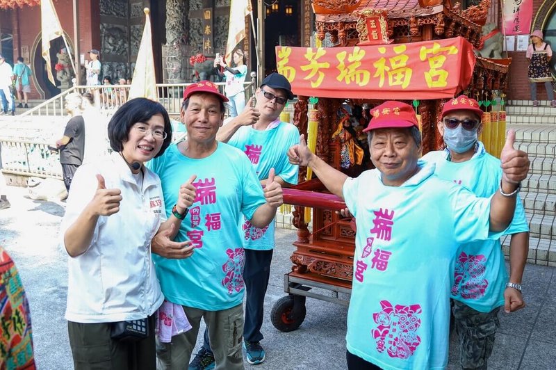 民進黨新北市長參選人蘇巧慧（前左）25日中秋節仍勤跑基層拚支持，到瑞芳瑞福宮等廟宇參香，並參與福德正神及天上聖母遶境活動。（蘇巧慧競選辦公室提供）中央社記者黃旭昇傳真　115年9月25日