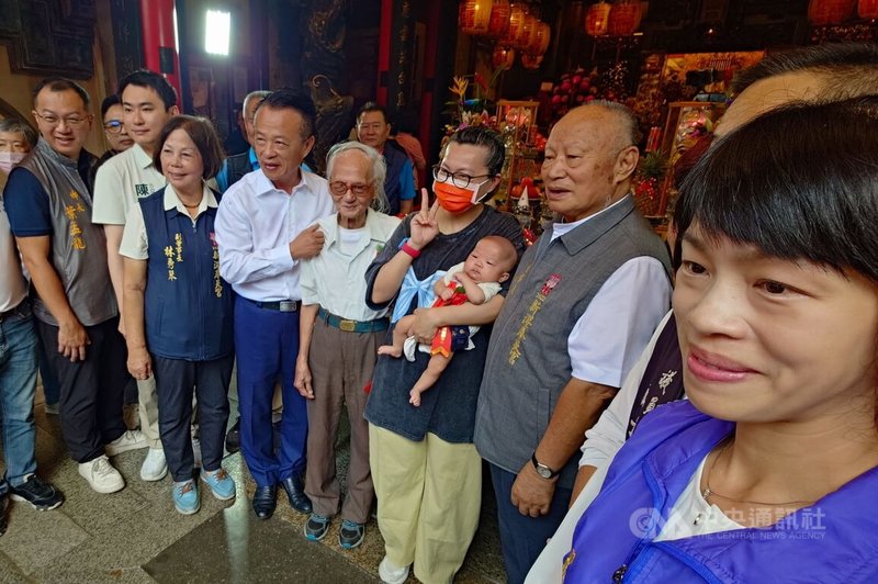 嘉義縣新港鄉奉天宮25日舉辦「開台媽祖契子女中秋回宮團圓祈福典禮」，嘉義縣長翁章梁（前左4）、民進黨立委陳冠廷（前左2）等地方民代出席參與。中央社記者蔡智明攝　115年9月25日