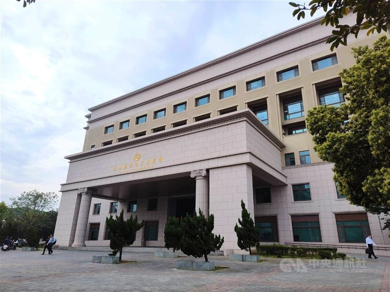 嘉義縣民雄鄉簡姓村長助兒子參選村長，涉及贈送禮品給各鄰鄰長及某宮廟委員，遭檢方約談，認定他與兒子涉犯選罷法，簡姓村長25日遭聲請羈押禁見，其兒子以新台幣30萬元交保。（中央社檔案照片）