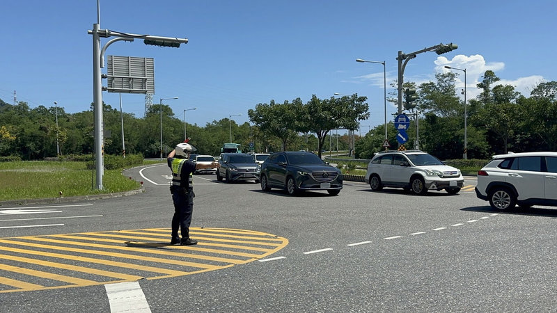 中秋及教師節連假首日，花蓮平均訂房率超過6成，蘇花路廊湧現南下車潮，新城警分局加強蘇花路廊等重要景區警力疏導。（新城警分局提供）中央社記者張祈傳真　115年9月25日