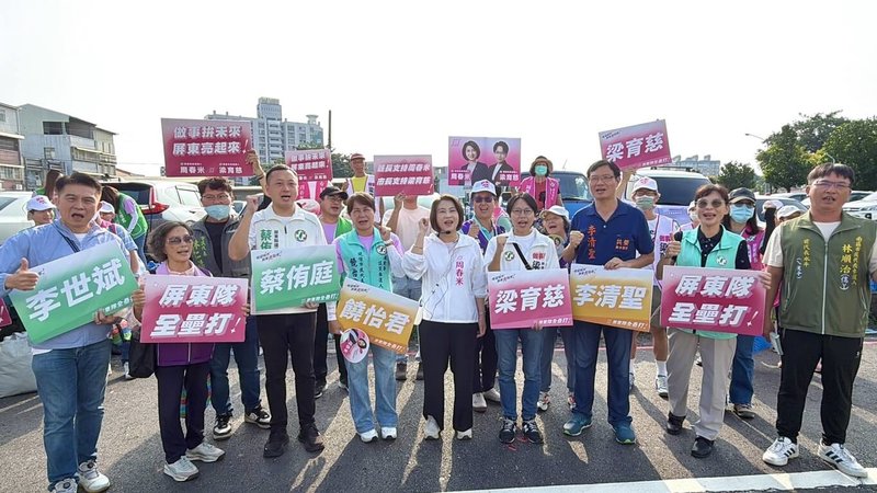 屏東縣長周春米（前中）力拚連任，25日中秋節一早就陪同民進黨籍屏東市長參選人梁育慈（前右4）及多名黨籍民代參選人等，一同走進屏東市建國市場掃街。（周春米競選總部提供）中央社記者黃郁菁傳真　115年9月25日