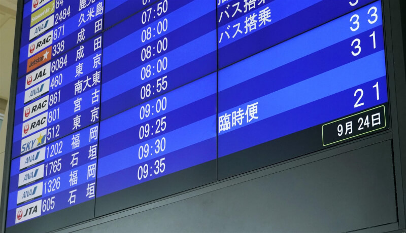 沖繩那霸機場的航班訊息告示。(共同社)