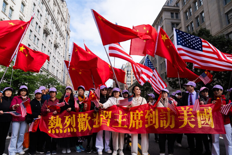 習近平支持者24日聚集在他下榻的飯店外,揮舞中國與美國國旗。(美聯社)