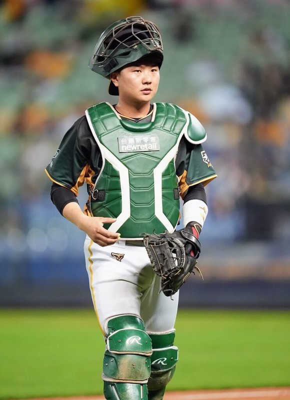 中華職棒台鋼雄鷹隊一軍捕手陳致嘉（圖）年僅24歲，是球隊重要戰力，捕手教練凃壯勳表示，要讓年輕球員能夠持續成長，在犯錯時會拿出影片，點出他們擋球、阻殺沒做好的地方。（台鋼雄鷹隊提供）中央社記者蘇志畬傳真　115年9月25日