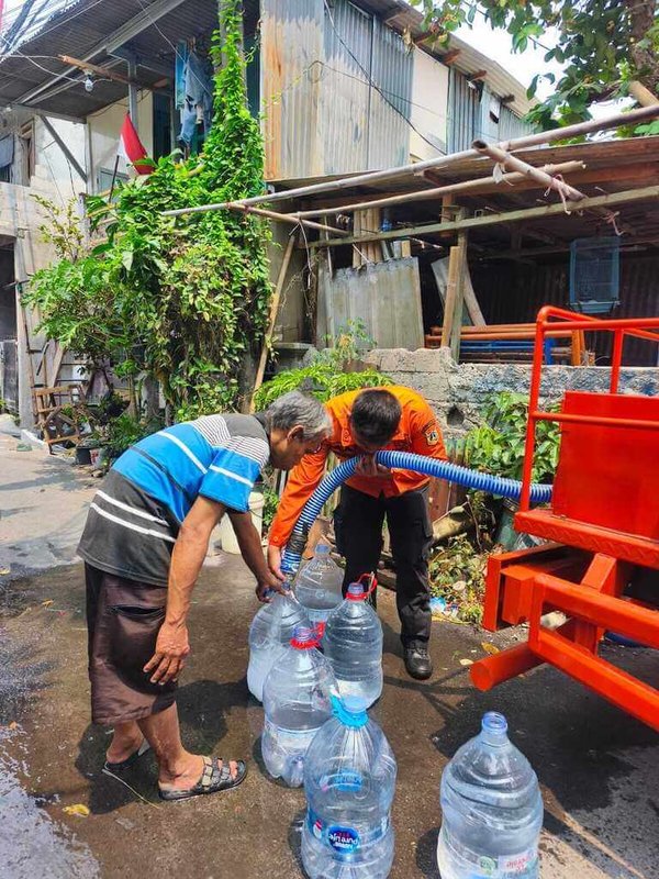 印尼首都雅加達部分地區面臨乾旱及供水壓力，雅加達省政府備妥70輛運水車、5套行動淨水設備及22處供水站，協助缺水民眾。（雅加達災害管理機構提供）中央社記者羅薇佳雅加達傳真 115年9月25日