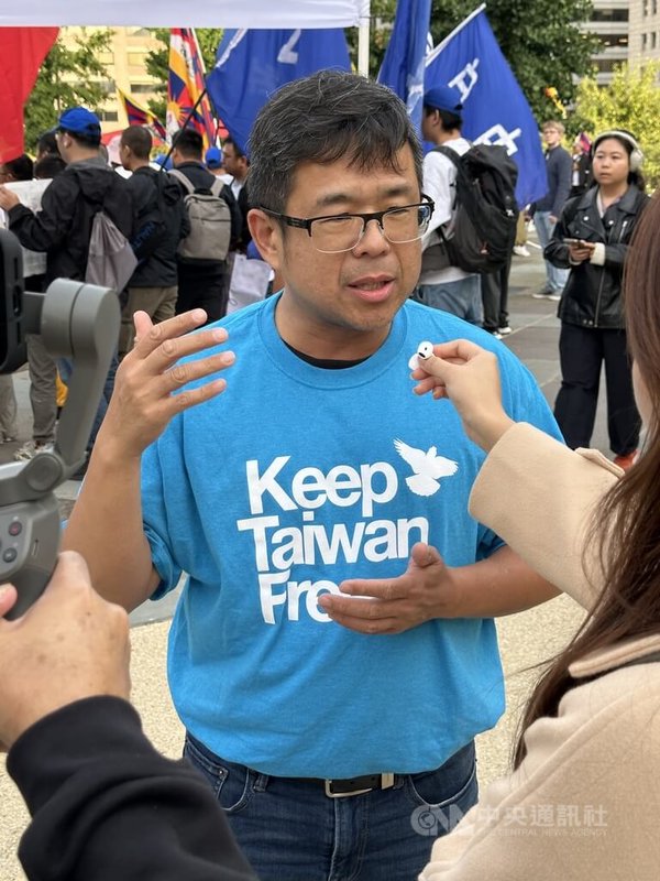 華府台灣同鄉會會長曹世杰參加華府反中共極權示威活動，表達台灣的聲音。中央社記者廖漢原華盛頓攝　115年9月25日