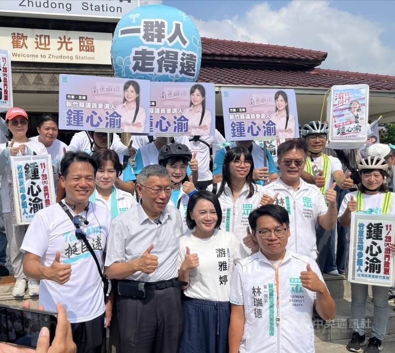 台灣民眾黨創黨主席柯文哲（前左2）25日與黨籍竹北市長參選人邱臣遠（前左）等組成自行車隊，從新竹竹東出發，行經竹北、新豐至湖口，全程約40公里，沿途與民眾互動。中央社記者郭宣彣攝　115年9月25日