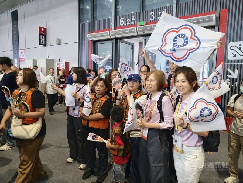 在中國上海舉辦的第48屆國際技能競賽多數賽事26日結束，擔任國手授旗代表的陳祈聖來自台東排灣族，家鄉族人組團到上海，與勞動部勞動力發展署署長黃齡玉（右2）一起在會場揮舞會旗，為選手加油。中央社記者馮昭上海攝　115年9月26日