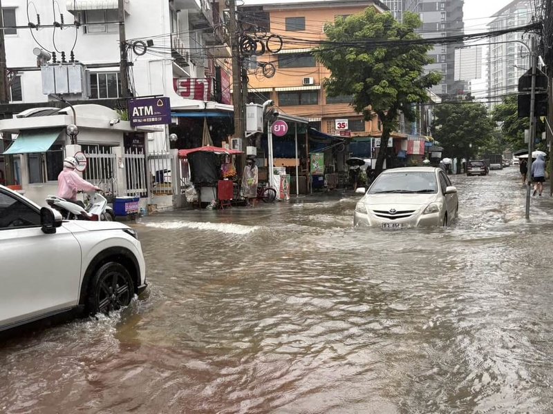 泰國曼谷26日持續降雨，部分道路積水嚴重，汽車及機車涉水通行，路面交通受到影響。（民眾提供）中央社記者李宗憲曼谷傳真　115年9月26日