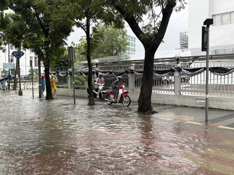 泰國曼谷26日持續降下大雨，多處道路出現淹水，民眾冒雨涉水通行，機車也受積水影響。（民眾提供）中央社記者李宗憲曼谷傳真　115年9月26日