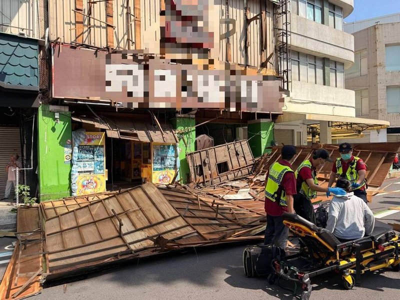 屏東縣屏東市逢甲路一處招牌26日上午突然掉落，壓傷1名機車騎士，幸僅輕傷。消防人員到場救援，並將傷者送往寶建醫院治療。（屏東縣政府消防局提供）中央社記者黃郁菁傳真  115年9月26日