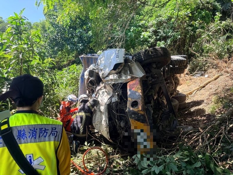 台東縣70歲陳姓男子25日開砂石車卻失蹤，家屬26日沿著他的工作路線尋找，發現砂石車已翻落金針山山谷，警消到場後發現陳男已明顯死亡。（警方提供）中央社記者盧太城傳真　115年9月26日