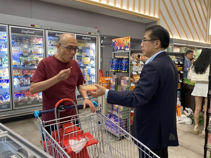 台南市政府舉辦的「台南好柚．獅城相見」文旦柚上架試吃活動26日在新加坡FairPrice連鎖超市登場，台南市長黃偉哲（右）到場推廣。（南市府提供）中央社記者張榮祥傳真　115年9月26日