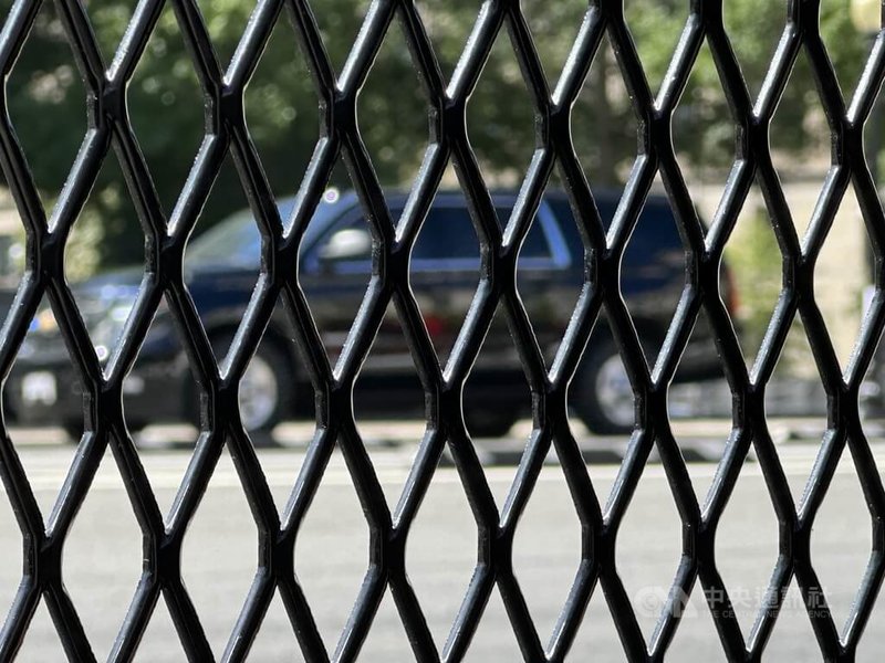 習近平車隊在圍欄遠距戒護下，抵達美國國家檔案局。中央社記者廖漢原華盛頓攝　115年9月26日