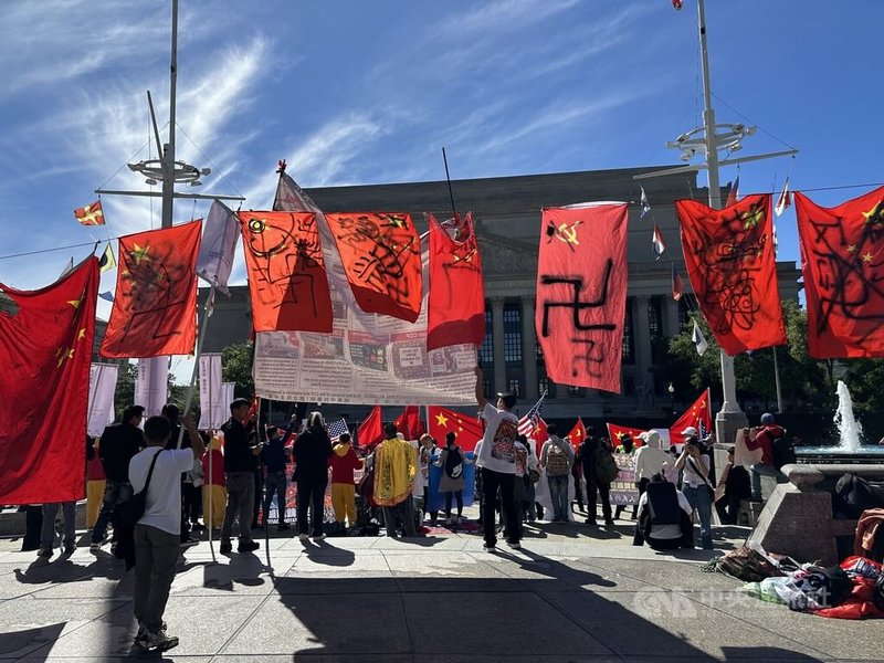 中國民主團體在習近平訪美最後一站國家檔案局前，搭起抗議陣勢。中央社記者廖漢原華盛頓攝　115年9月26日