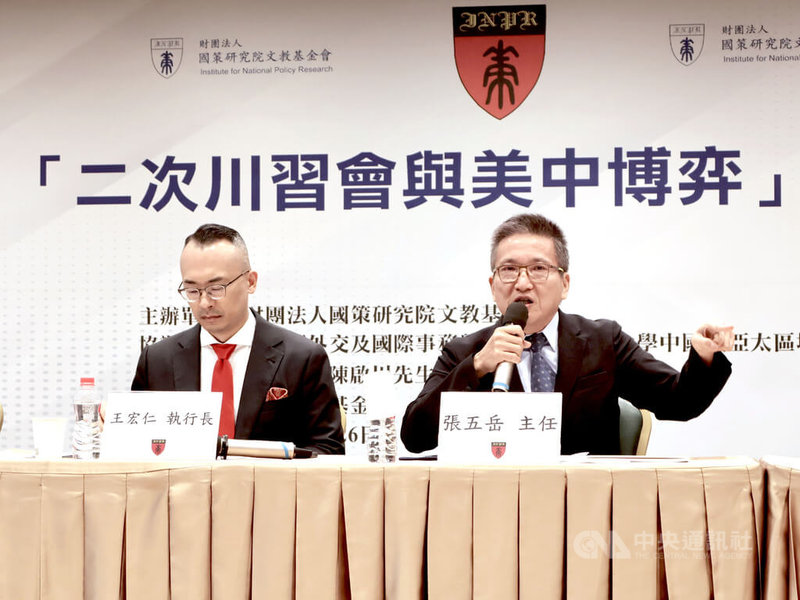 國策研究院26日上午在張榮發基金會國際會議中心舉辦「二次川習會與美中博弈」座談會，多名專家學者與會。淡江大學兩岸關係研究中心首席顧問張五岳（右）會上發表看法，成功大學政治學系教授王宏仁擔任主持人（左）。中央社記者李雅雯攝 115年9月26日