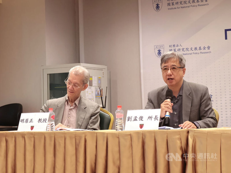 國策研究院26日上午在張榮發基金會國際會議中心舉辦「二次川習會與美中博弈」座談會，台灣大學政治學系名譽教授明居正（左）、中華經濟研究院第一研究所研究員兼所長劉孟俊（右）等專家學者與會。中央社記者李雅雯攝 115年9月26日