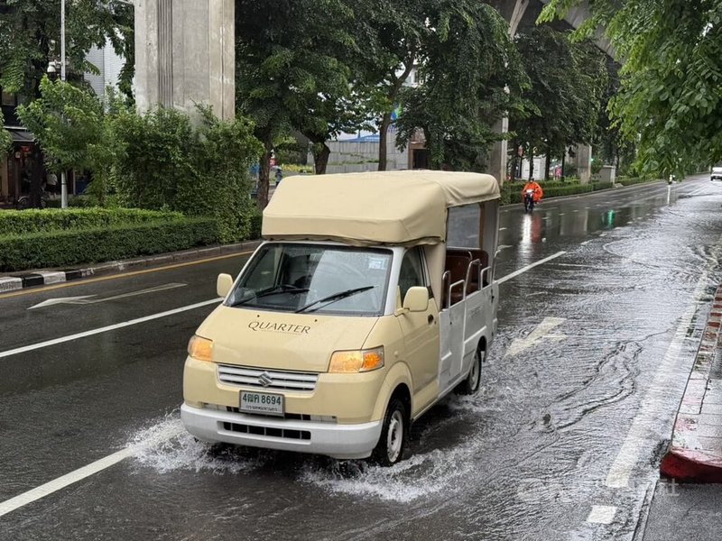 泰國曼谷26日持續降雨，多地街道路面出現積水，車輛行經時濺起水花。中央社記者李宗憲曼谷攝　115年9月26日