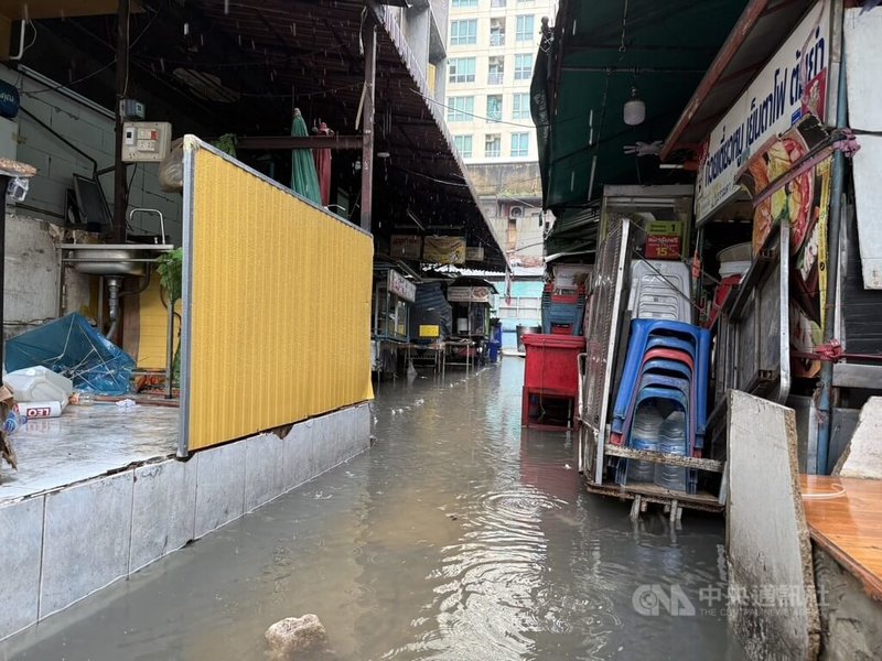 泰國曼谷26日持續降雨，造成多地淹水。圖為一處傳統市場淹水，影響民眾及商家通行。中央社記者李宗憲曼谷攝　115年9月26日