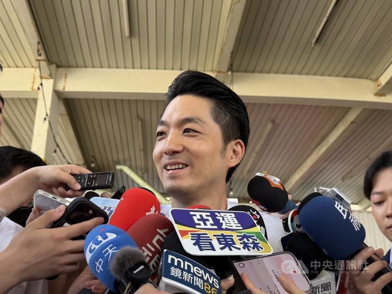 外界質疑台北市長蔣萬安學歷造假，且立法院網站上簡歷資料遭改寫。蔣萬安26日出席「商圈嘉年華－台北生活祭開幕記者會」前受訪表示，立法院簡歷是透過委外廠商翻譯，他在第9屆、第10屆提供的資料都是正確的，這些都非常清楚。中央社記者葉蓁芸攝 115年9月26日
