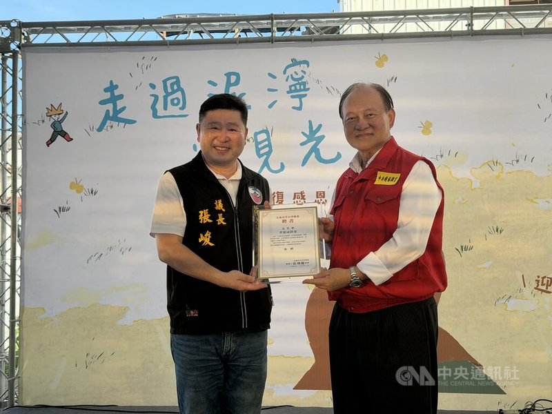 無黨籍花蓮縣長參選人、現任花蓮議長張峻（左）26日在光復感恩活動中，聘請行政院政務委員季連成（右）擔任花蓮改革治理聯盟防災韌性總顧問。中央社記者張祈攝　115年9月26日