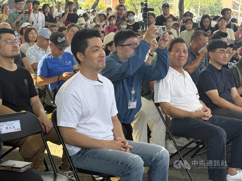 台北市長蔣萬安（前左）26日赴圓山花博公園出席「2026台北商圈嘉年華–台北生活祭」開幕記者會。中央社記者葉蓁芸攝　115年9月26日