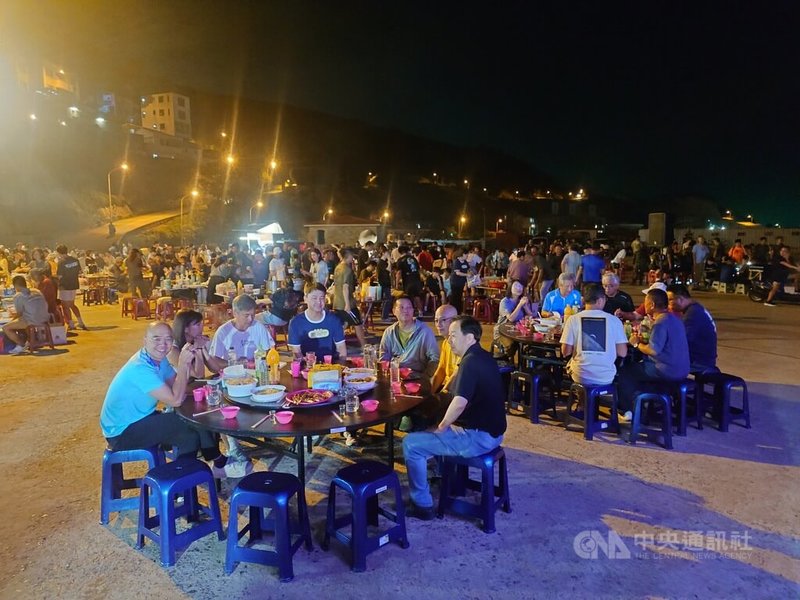 喜迎佳節，連江縣東引鄉公所今年選在24日晚間舉辦秋節月光派對，吸引民眾到東引中柱門前廣場烤肉同樂，也邀請島上駐軍、海巡等單位共襄盛舉，展現軍民一家精神。中央社記者潘欣彤攝　115年9月26日