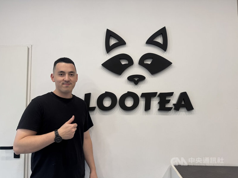 捷克布拉格的手搖飲店Lootea，因店內掛著「我們支持台灣」字樣的帽T，去年遭中國顧客在Google評論留一顆星負評洗版，反倒吸引大量台灣網友留5顆星「挺店」，Lootea也因此在網路上爆紅。老闆Patrik Dinh 表示，很感謝台灣人長久以來的支持。中央社記者劉郁葶布拉格攝 115年9月26日