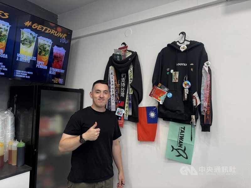 位於捷克布拉格、以友台聞名的手搖飲店Lootea，宣布將營業至9月底後歇業。老闆Patrik Dinh感性表示，很感謝台灣人長久以來的支持。這段時間他收到許多紀念品、泡麵甚至台灣啤酒，讓整間店充滿濃濃的台式人情味。中央社記者劉郁葶布拉格攝 115年9月26日