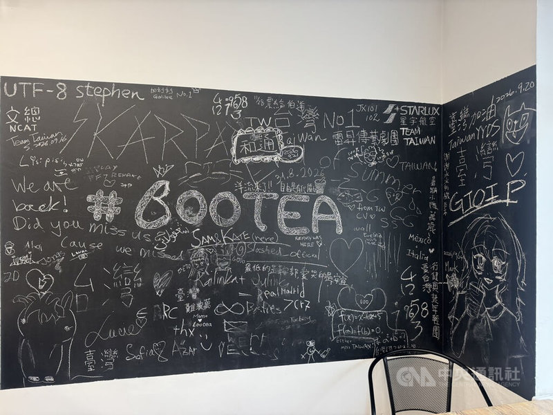 捷克布拉格的手搖飲店Lootea，店內黑板寫滿來自台灣旅客的支持話語，讓小小的一間店充滿濃厚的台式人情味。中央社記者劉郁葶布拉格攝 115年9月26日