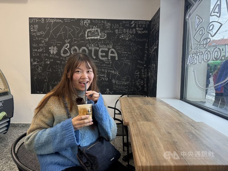 位於捷克布拉格、以友台聞名的手搖飲店Lootea，宣布將營業至9月底歇業。台灣遊客Winnie告訴中央社，自己是在Threads上看到店家將在9月底關門的消息，加上得知店家挺台的立場，便決定把握機會前來支持。中央社記者劉郁葶布拉格攝　115年9月26日