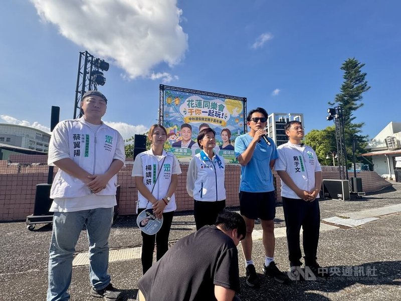 民眾黨主席黃國昌（右2）26日到花蓮輔選黨籍花蓮市長、縣議員及鄉代參選人，並參與縣黨部舉辦的同樂會，國民黨花蓮縣長參選人游淑貞（右3）也現身致意。中央社記者張祈攝　115年9月26日